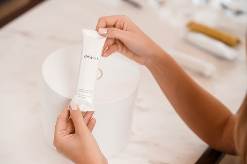 Mains féminines tenant une serviette parfumée Oshibori.